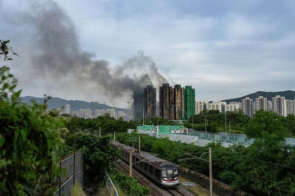 صورة تظهر تصاعد الدخان بعد اندلاع الحريق في مجمع "وانغ فوك كورت " السكني الواقع في منطقة "تاي بو" في مقاطعة هونغ كونغ. - سبوتنيك عربي