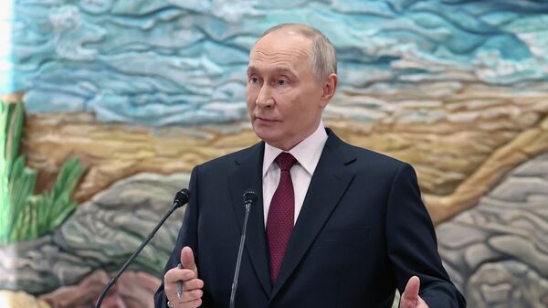 بوتين خلال مؤتمر صحفي في ختام زيارته إلى قيرغستان بوتين خلال مؤتمر صحفي في ختام زيارته إلى قيرغستان - سبوتنيك عربي