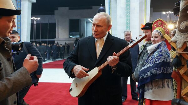 Президент РФ Владимир Путин во время краткой культурной программы, организованной для глав государств-участников ОДКБ на территории государственной резиденции Ала-Арча, Киргизия - سبوتنيك عربي