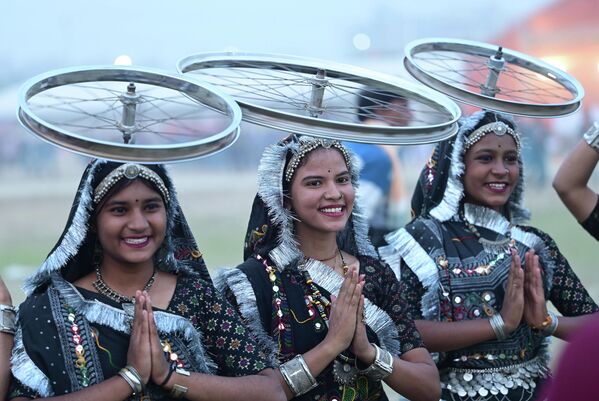 فتيات هنديات يرتدين الزي التقليدي خلال مشاركتهن في بروفات المخيم الوطني 19 للكشافة والمرشدات بهارات في أرض المعارض الدفاعية،  في لكناو. - سبوتنيك عربي