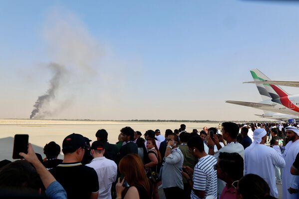  أثناء تحطم مقاتلة هندية من طراز &quot;تيغاس&quot; أمام حشد من الناس الذين كانوا يتابعون عرضا جويا في معرض دبي للطيران. - سبوتنيك عربي