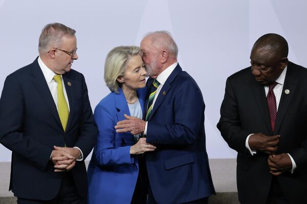 الرئيس البرازيلي لويس إيناسيو لولا دا سيلفا،  يتحدث مع رئيسة المفوضية الأوروبية أورسولا فون دير لاين، إلى جانب رئيس الوزراء الأسترالي أنتوني ألبانيز  ورئيس جنوب أفريقيا سيريل رامافوزا، بينما يلتقط القادة صورة جماعية، في اليوم الافتتاحي لقمة قادة مجموعة العشرين، في جنوب أفريقيا. - سبوتنيك عربي