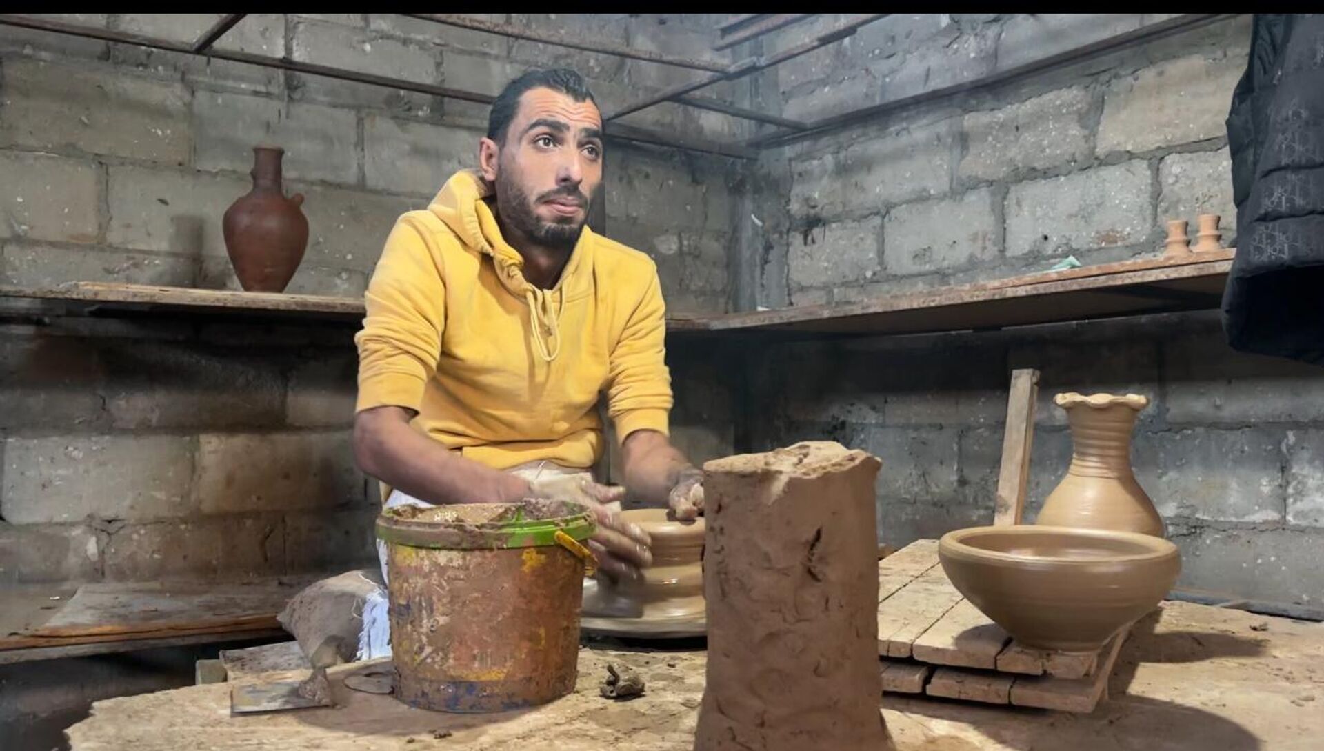 الفخار يستعيد بريقه في غزة وصناعته تزدهر ليكون بديلا للأواني المعدنية التي دمرتها الحرب   - سبوتنيك عربي, 1920, 28.11.2025