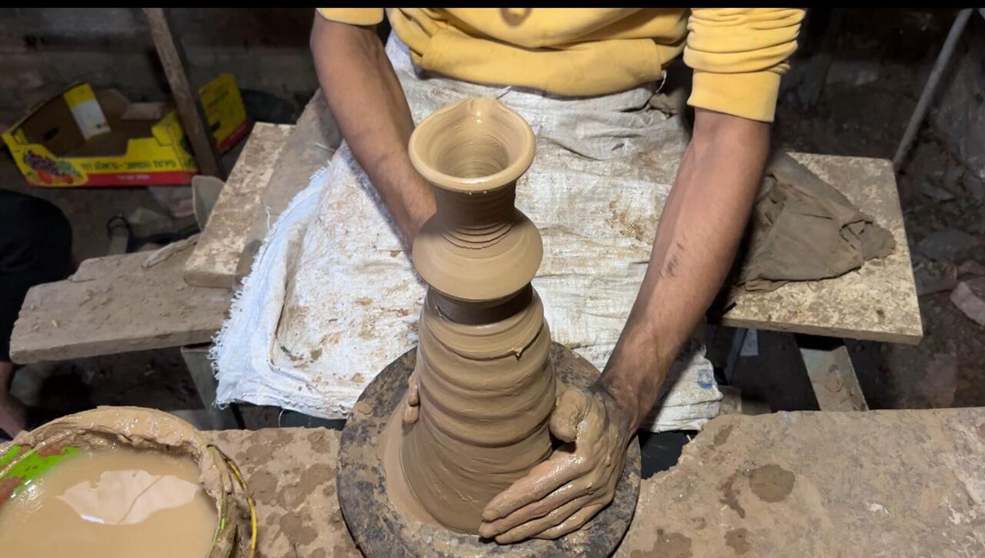 الفخار يستعيد بريقه في غزة وصناعته تزدهر ليكون بديلا للأواني المعدنية التي دمرتها الحرب   - سبوتنيك عربي, 1920, 28.11.2025
