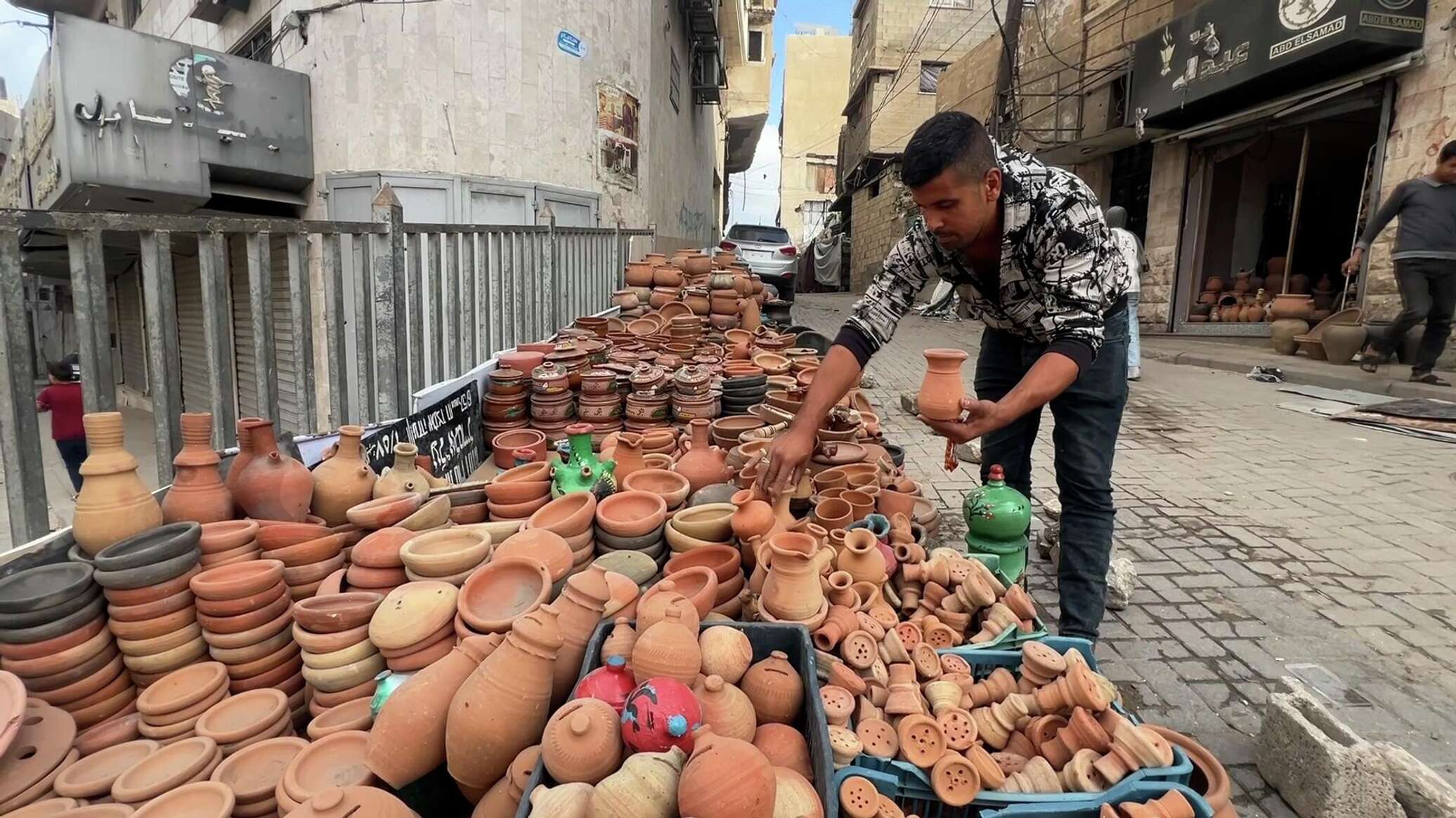 الفخار يستعيد بريقه في غزة وصناعته تزدهر ليكون بديلا للأواني المعدنية التي دمرتها الحرب