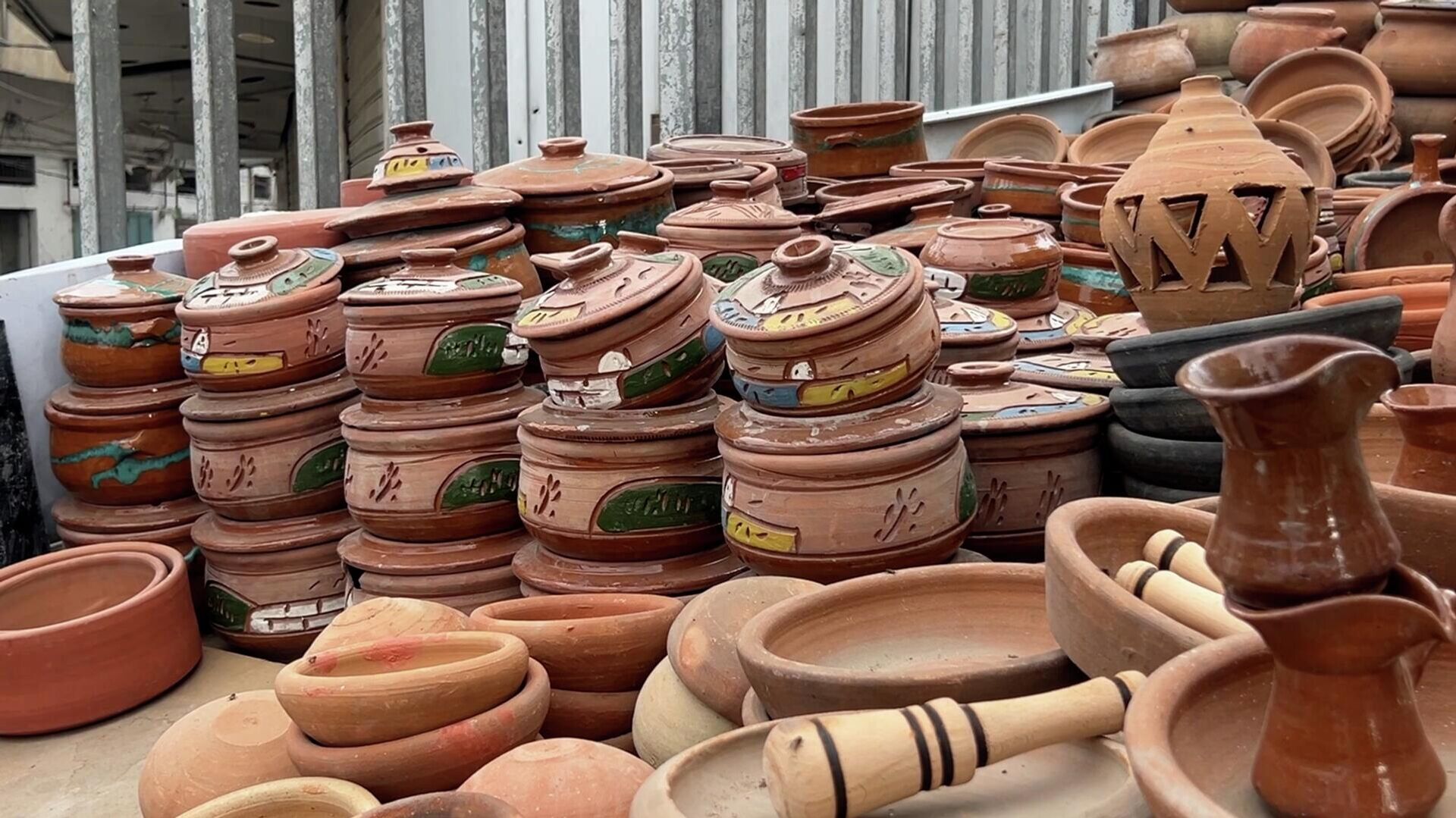 الفخار يستعيد بريقه في غزة وصناعته تزدهر ليكون بديلا للأواني المعدنية التي دمرتها الحرب   - سبوتنيك عربي, 1920, 28.11.2025