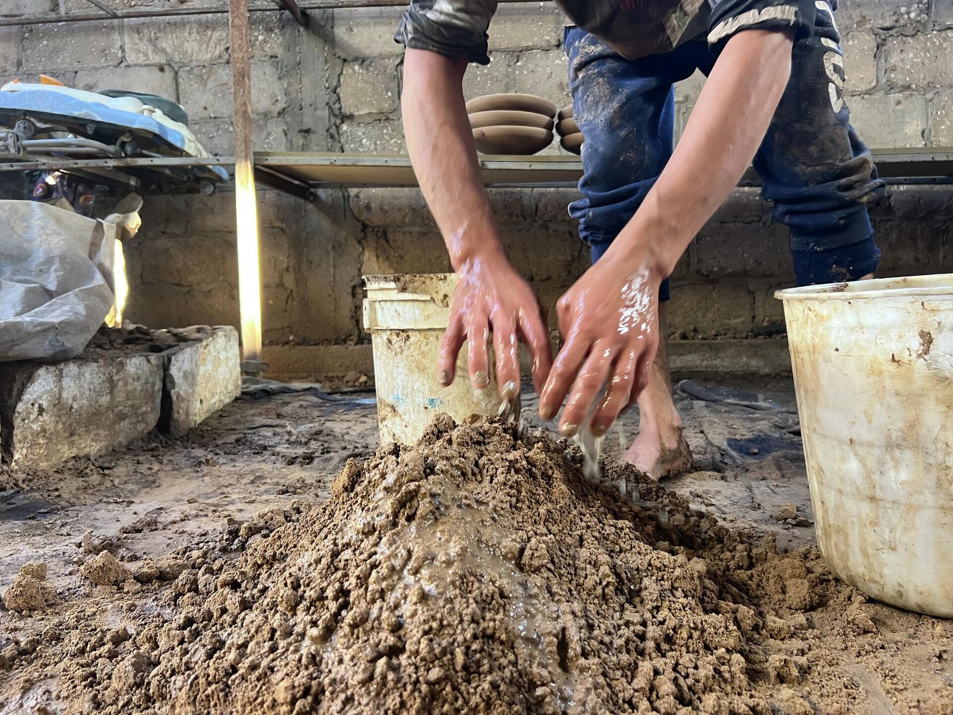 الفخار يستعيد بريقه في غزة وصناعته تزدهر ليكون بديلا للأواني المعدنية التي دمرتها الحرب   - سبوتنيك عربي, 1920, 28.11.2025