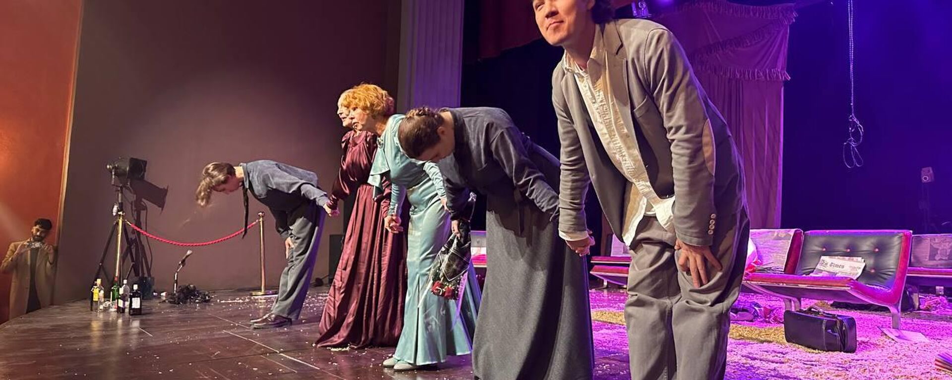 الدراما الروسية في ضيافة المسرح الجزائري... تناغم ثقافي يعكس عمق العلاقات بين البلدين الدراما الروسية في ضيافة المسرح الجزائري... تناغم ثقافي يعكس عمق العلاقات بين البلدين - سبوتنيك عربي, 1920, 28.11.2025