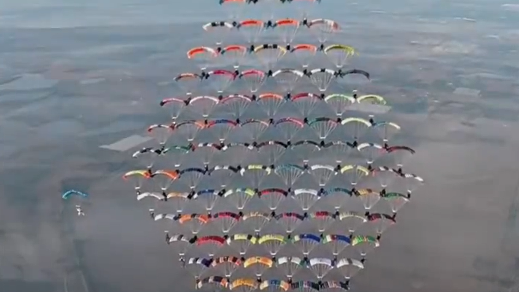 مصفوفة بشرية إعجازية… أكثر من 100 شخص يحطمون رقما قياسيا ويرسمون "لوحة مظلية"... فيديو