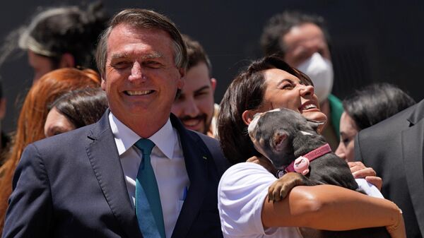 Президент Бразилии Жаир Болсонару и первая леди Мишель Болсонару с собакой - سبوتنيك عربي