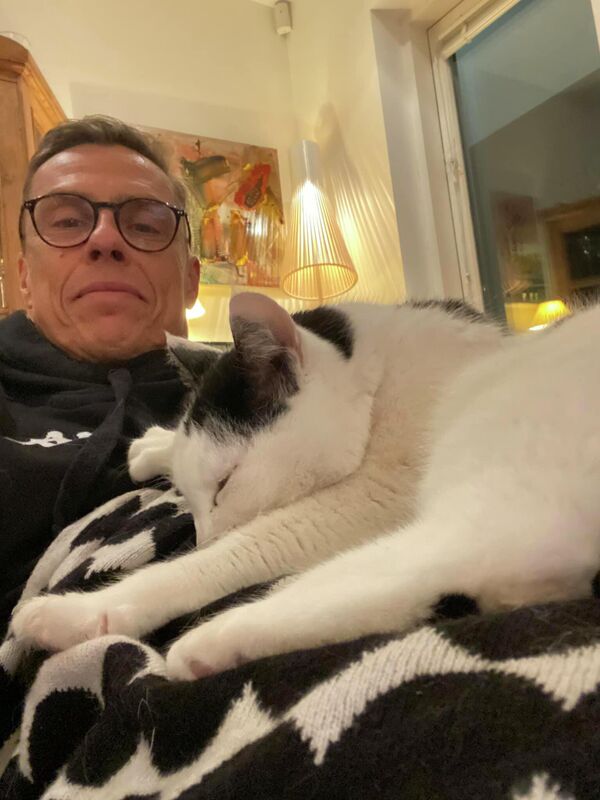 رئيس فنلندا ألكسندر ستوب، مع قطته. - سبوتنيك عربي