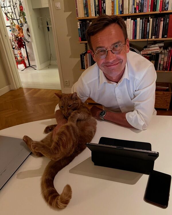 رئيس الوزراء السويدي أولف كريسترسون مع قطته كايين. - سبوتنيك عربي