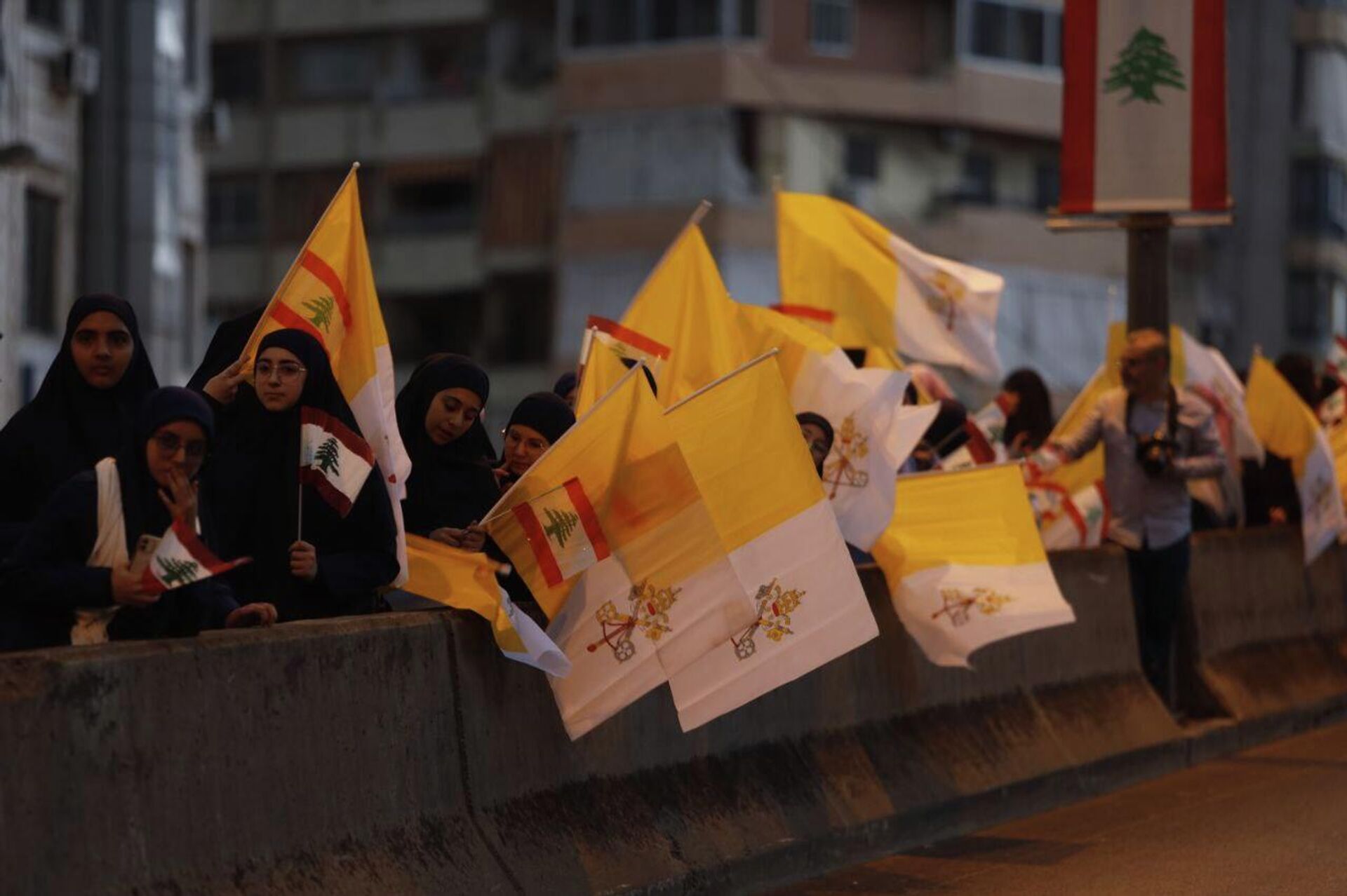 المئات من أهالي الضاحية الجنوبية لبيروت وكشافة المهدي، يستقبلون البابا لاوون الرابع عشر - سبوتنيك عربي, 1920, 30.11.2025