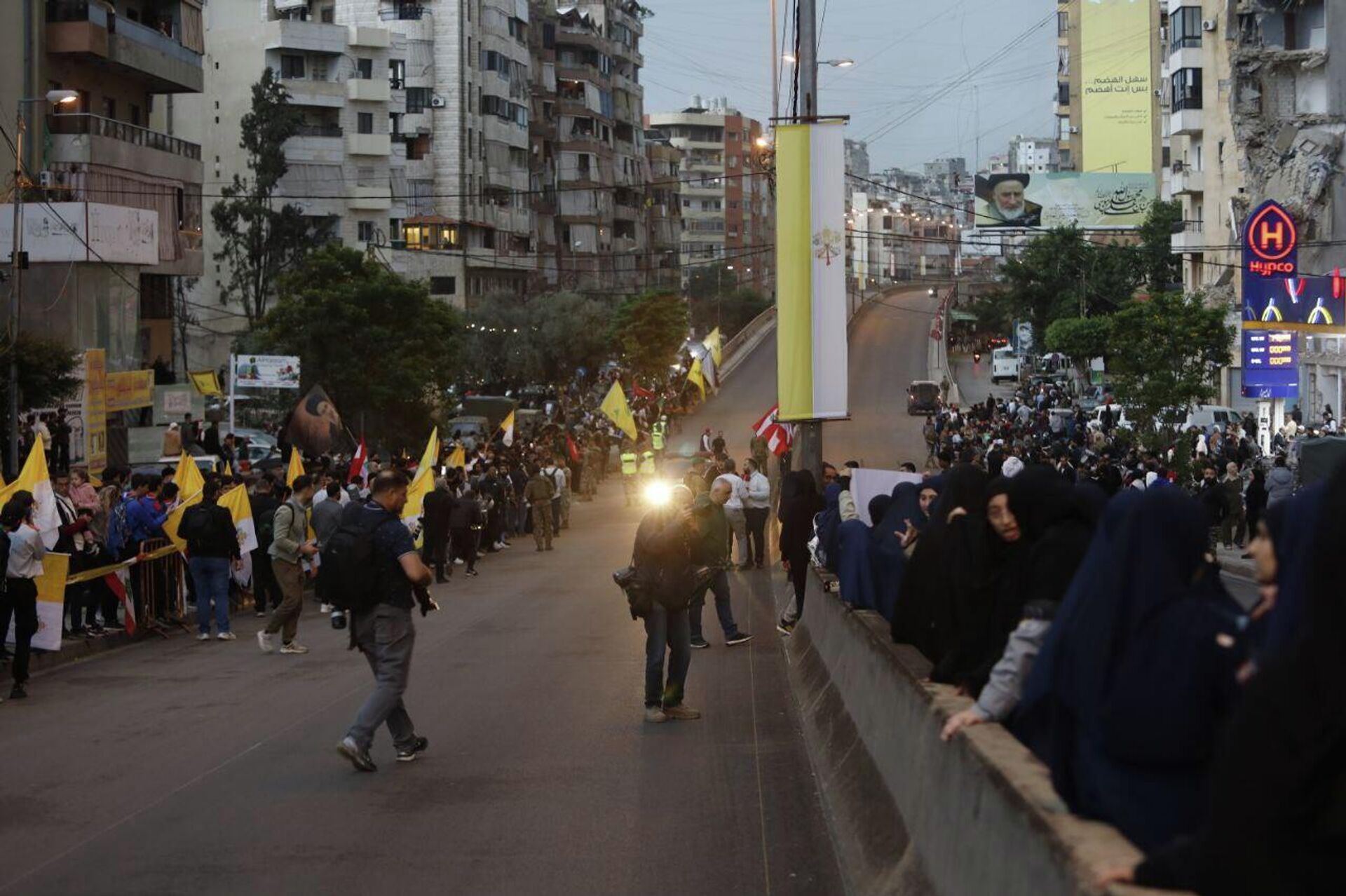 المئات من أهالي الضاحية الجنوبية لبيروت وكشافة المهدي، يستقبلون البابا لاوون الرابع عشر - سبوتنيك عربي, 1920, 30.11.2025