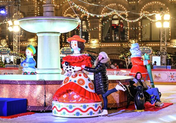 فتاة تلتقط صورة تذكارية إلى جانب مجسم فتاة في حلبة "غوم". - سبوتنيك عربي