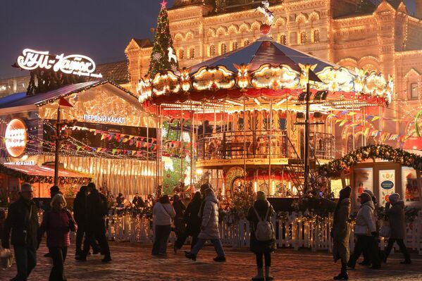 صورة تظهر أضواء الزينة التي أضفت جمالًا ساحرًا على الساحة الحمراء خلال افتتاح حلبة "غوم". - سبوتنيك عربي