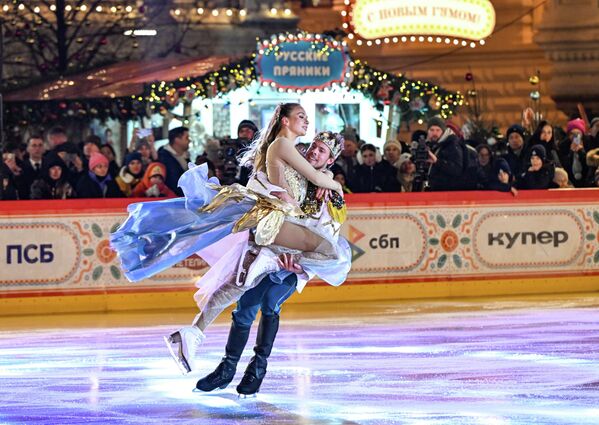 المتزلجان فيكتوريا سينيتسينا، ونيكيتا كاتسالابوف، في افتتاح حلبة التزلج "غوم" في الساحة الحمراء. - سبوتنيك عربي