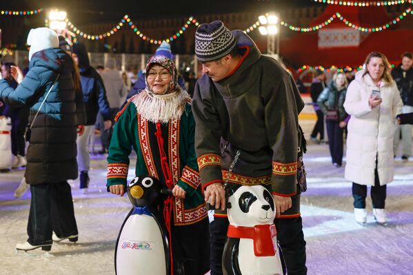 الزوار يقضون أوقاتًا ممتعة خلال افتتاح حلبة "غوم".  - سبوتنيك عربي