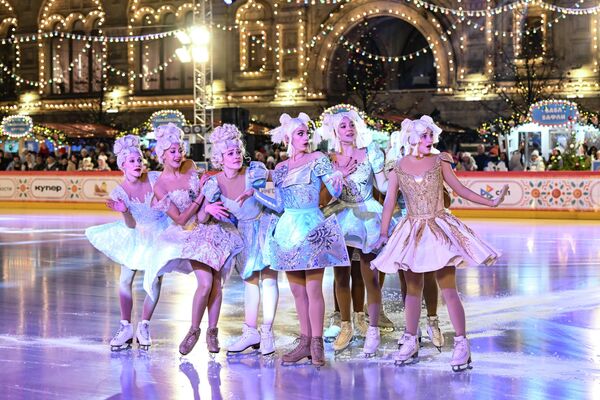 مجحموعة من الفتيات يؤدين رقصة استعراضية خلال افتتاح ساحة التزلج وسط الساحة الحمراء. - سبوتنيك عربي