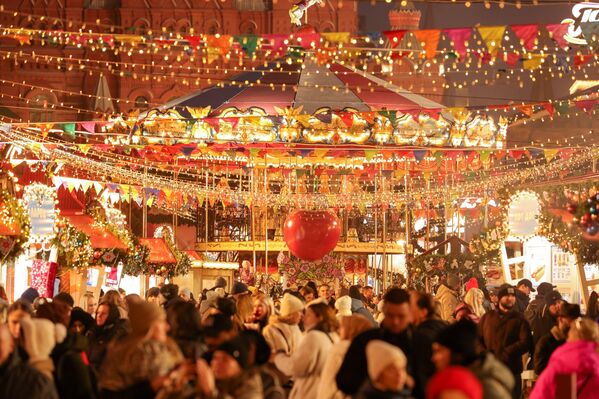 عدد كبير من الأشخاص يتجهرون في الساحة الحمراء خلال افتتاح حلبة "غوم" التي تزينت بأبهى حلة. - سبوتنيك عربي