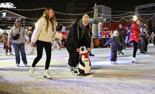 فتيات وأطفال يقضون وقتا  ممتعا بالتزلج في حلبة "غوم". - سبوتنيك عربي