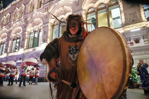 شاب يرتدي زي المحاربين القدماء ويقرع على الطبل احتفالاً بحلبة "غوم".  - سبوتنيك عربي