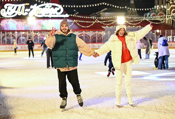 شاب وفتاة يلتقطان صورة تذكارية وسط حلبة "غوم". - سبوتنيك عربي