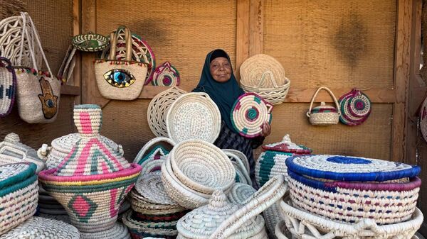 ورثتها عن قدماء المصريين..سيدة ستينية حولت قريتها الريفية لـقلعة صناعة الخوص - سبوتنيك عربي