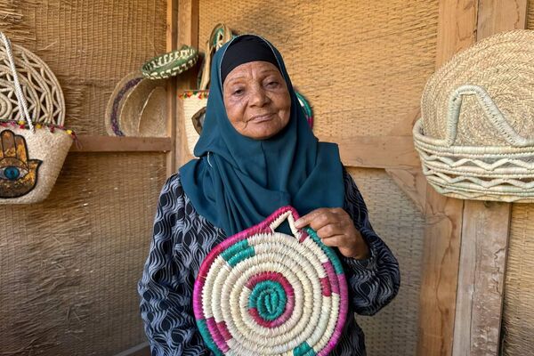 ورثتها عن قدماء المصريين..سيدة ستينية حولت قريتها الريفية لـقلعة صناعة الخوص ورثتها عن قدماء المصريين..سيدة ستينية حولت قريتها الريفية لـقلعة صناعة الخوص - سبوتنيك عربي