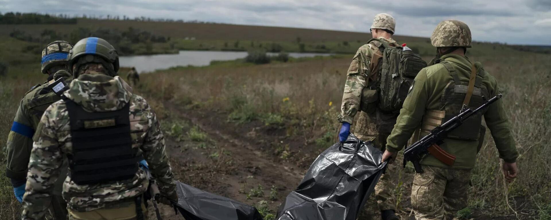 جنود أوكرانيون يحملون جثة شخص متوفى. صورة أرشيفية.
 - سبوتنيك عربي, 1920, 02.12.2025