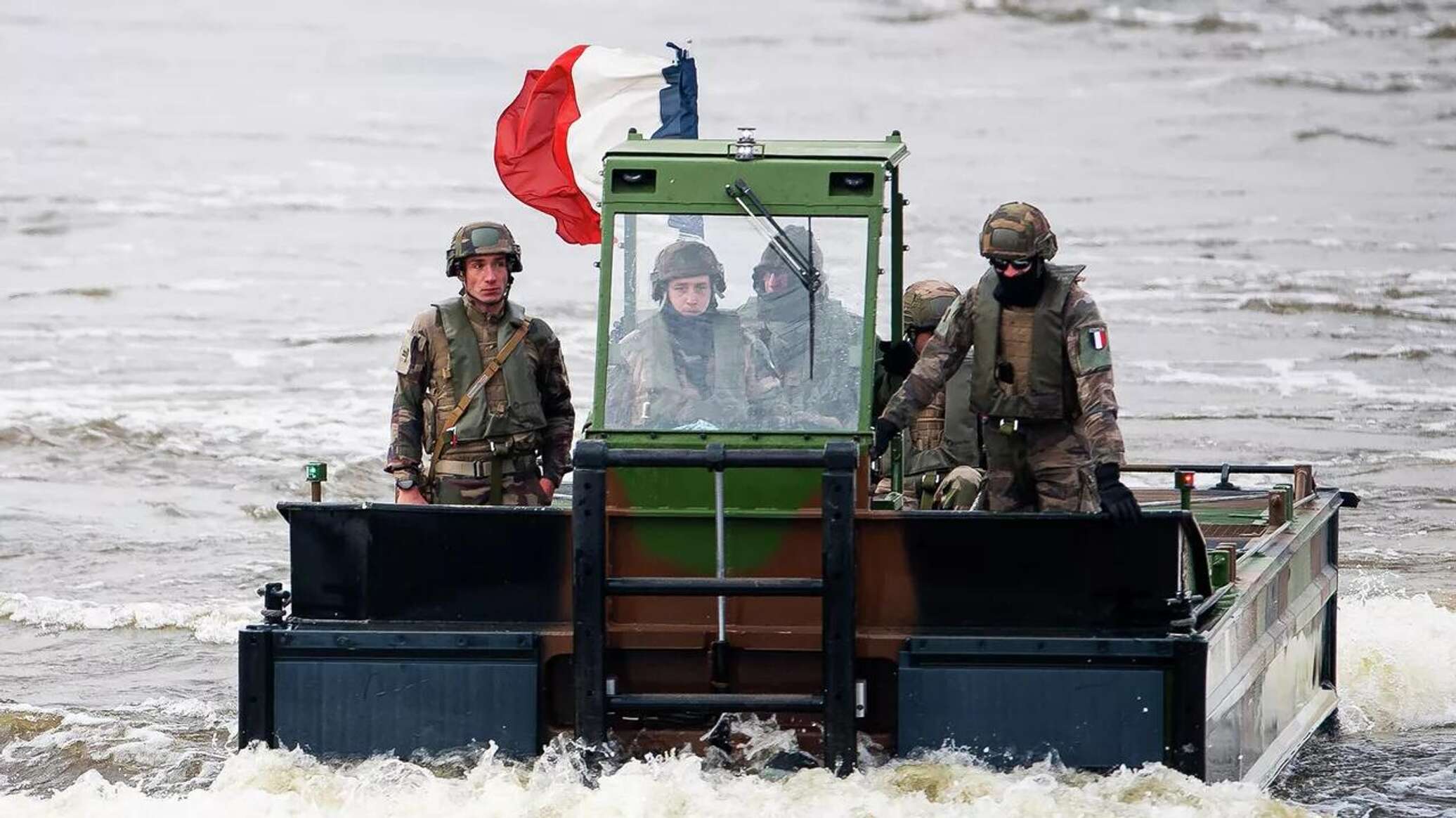 الاستخبارات الخارجية الروسية: فرنسا تبحث عن خيارات للتدخل المباشر في الصراع الأوكراني