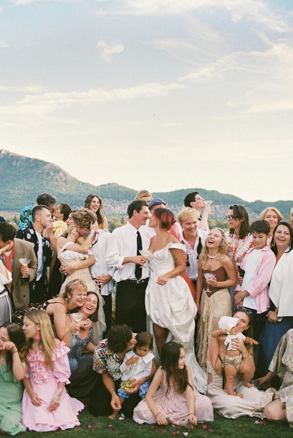 مارغو إرمولايفا، الفائزة عن روسيا الاتحادية، لصورة جماعية لعروسين مع الضيوف، في اللحظة الأخيرة. مارغو إرمولايفا، الفائزة عن روسيا الاتحادية، لصورة جماعية لعروسين مع الضيوف، في اللحظة الأخيرة. - سبوتنيك عربي