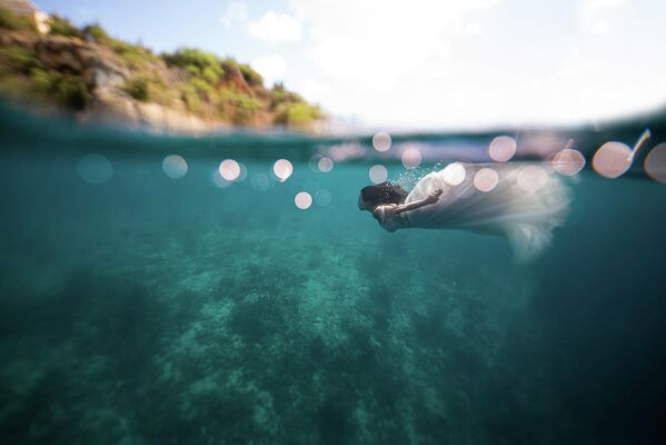 نيستور جي زافارسي، الفائز عن صورة تظهر عروسًا خائفة من النزول إلى الماء، ومع ذلك انضمت إلى الفكرة المجنونة حول القفز من القارب. نيستور جي زافارسي، الفائز عن صورة تظهر عروسًا خائفة من النزول إلى الماء، ومع ذلك انضمت إلى الفكرة المجنونة حول القفز من القارب. - سبوتنيك عربي