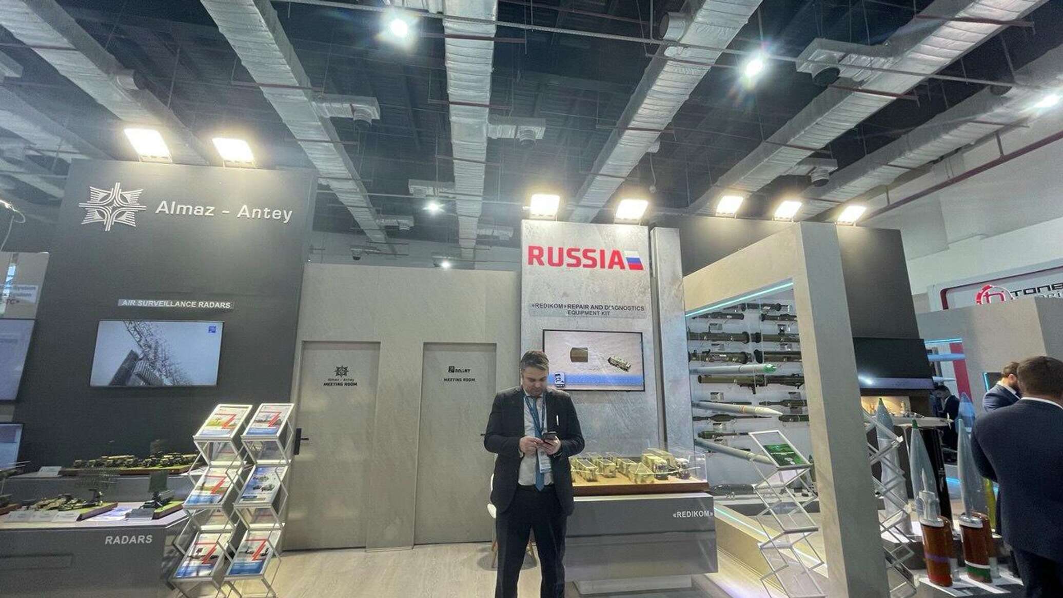 انطلاق فعاليات اليوم الثالث لمعرض "إيديكس 2025" بإقبال جماهيري متزايد ومشاركة 86 دولة