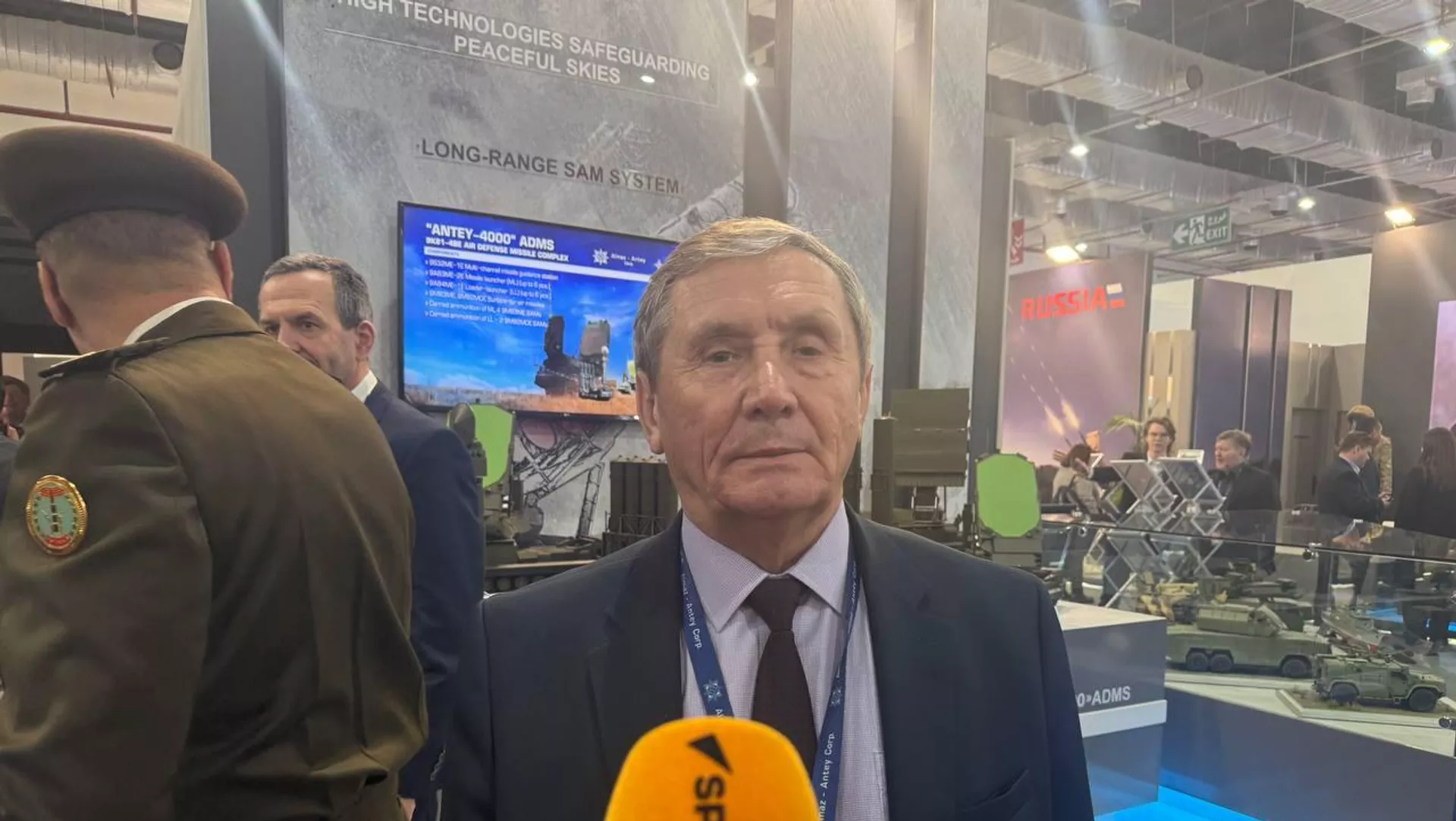 مستشار المدير العام لشركة منتجات الدفاع الجوي الروسية ألماز أنتي، ميخائيل كيروش، في معرض إيديكس 2025، القاهرة، 2 ديسمبر/ كانون الأول 2025