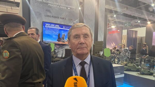 مستشار المدير العام لشركة منتجات الدفاع الجوي الروسية ألماز أنتي، ميخائيل كيروش، في معرض إيديكس 2025، القاهرة، 2 ديسمبر/ كانون الأول 2025 - سبوتنيك عربي