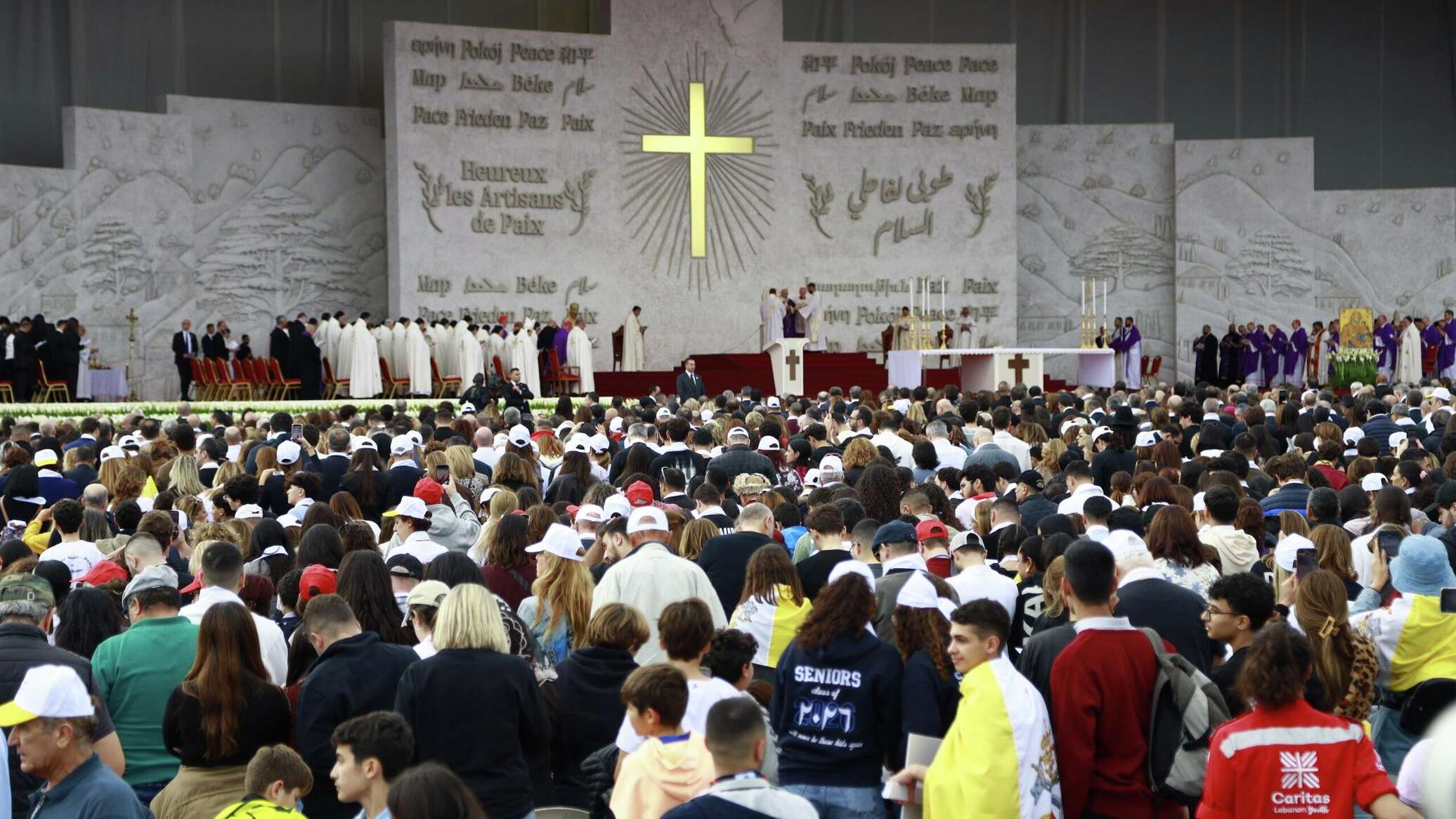 بابا الفاتيكان يختتم زيارته إلى لبنان بقداس حاشد في بيروت... صور