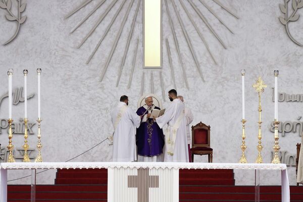 بابا الفاتيكان يختتم زيارته إلى لبنان بقداس حاشد في بيروت بابا الفاتيكان يختتم زيارته إلى لبنان بقداس حاشد في بيروت - سبوتنيك عربي
