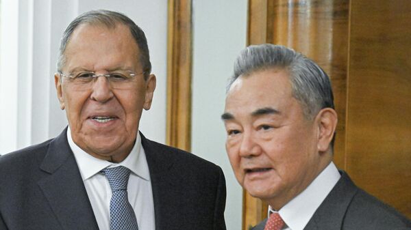 وزير الخارجية الروسي سيرغي لافروف خلال اجتماعه مع وزير الخارجية الصيني وانغ يي - سبوتنيك عربي