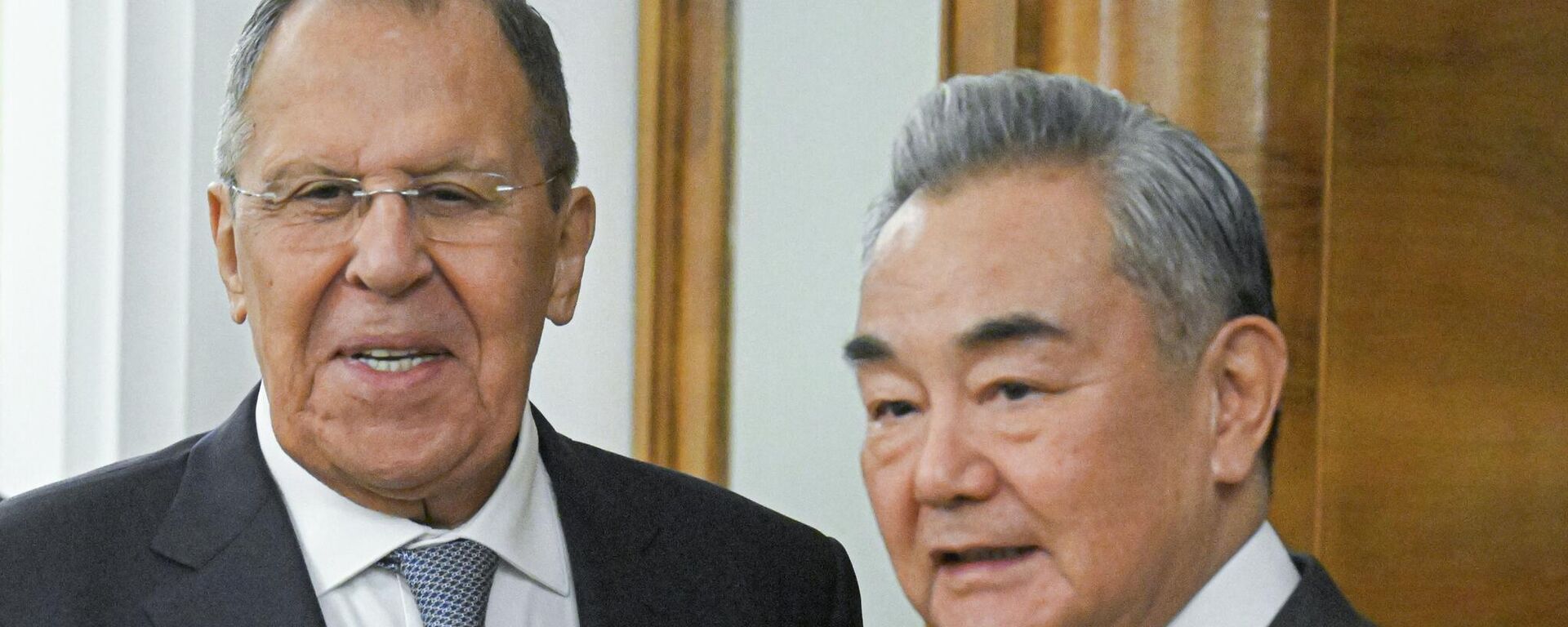 وزير الخارجية الروسي سيرغي لافروف خلال اجتماعه مع وزير الخارجية الصيني وانغ يي - سبوتنيك عربي, 1920, 02.12.2025