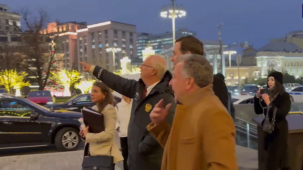 مشاهد تظهر جانبا من لقاء ستيف ويتكوف وجاريد كوشنير مع كيريل دميترييف قبل اجتماعهما مع بوتين - سبوتنيك عربي