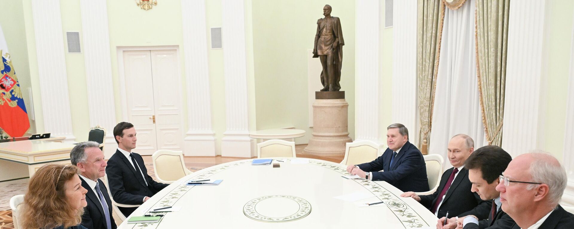 بوتين يستقبل المبعوث الخاص للرئيس الأمريكي في الكرملين - سبوتنيك عربي, 1920, 02.12.2025