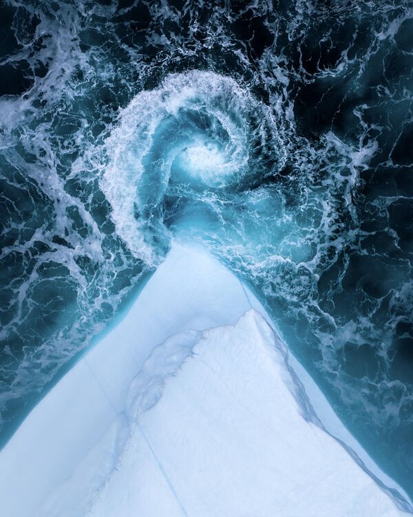 جيروين فان نيوينهوف، الفائز بجائزة غرينلاند الخاصة من أيسلندا، عن صورة لتفاصيل الموقع الحلزوني لجبل الجليد في خليج ديسكو. جيروين فان نيوينهوف، الفائز بجائزة غرينلاند الخاصة من أيسلندا، عن صورة لتفاصيل الموقع الحلزوني لجبل الجليد في خليج ديسكو. - سبوتنيك عربي