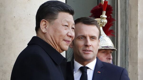 French President Emmanuel Macron, right, welcomes his Chinese counterpart Xi Jinping prior to a meeting at the Elysee Palace, in Paris, Monday, March 25, 2019. - سبوتنيك عربي
