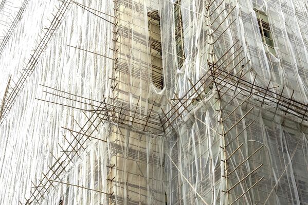 شبكة سقالات تم بناؤها من الخيزران، الصورة من مشروع ترميم في منطقة ساي وان. - سبوتنيك عربي