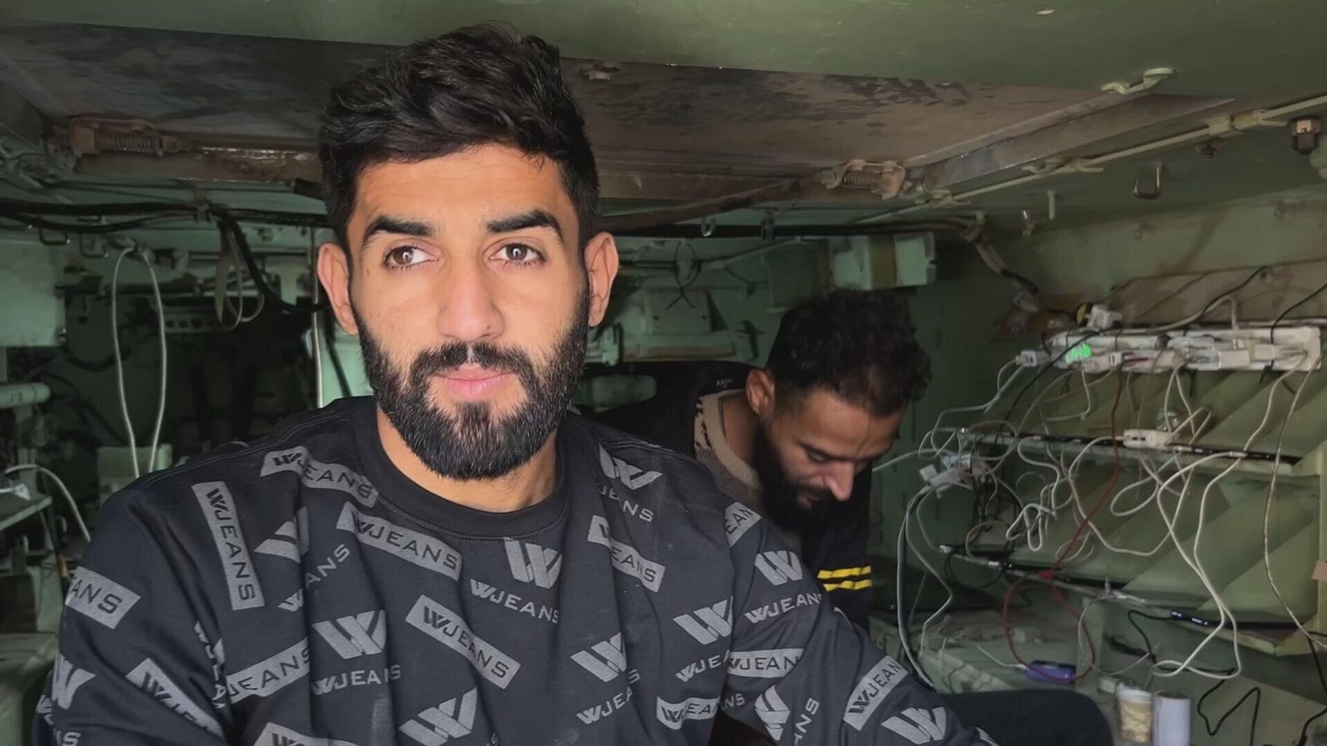 فلسطيني يحول بقايا مدرعة إسرائيلية إلى محطة شحن هواتف في غزة - سبوتنيك عربي, 1920, 05.12.2025