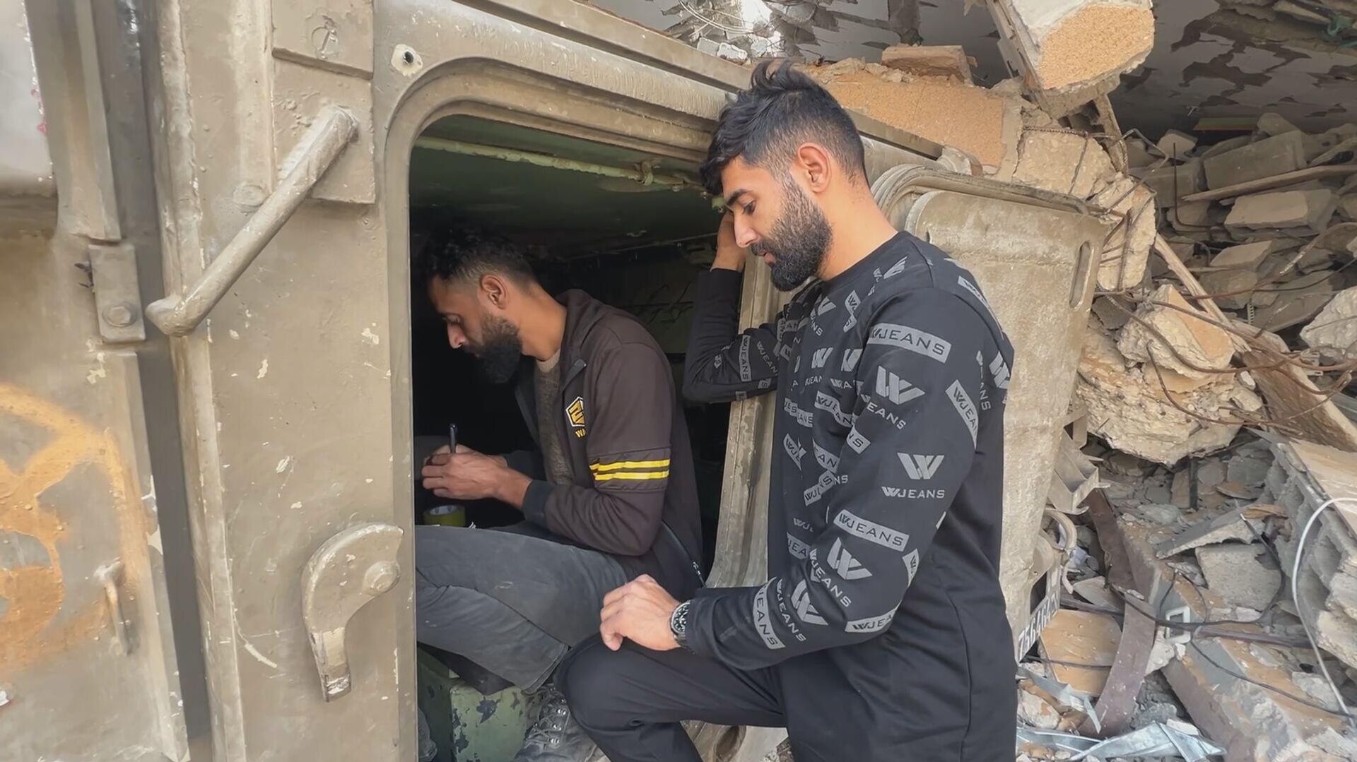 فلسطيني يحول بقايا مدرعة إسرائيلية إلى محطة شحن هواتف في غزة - سبوتنيك عربي, 1920, 05.12.2025