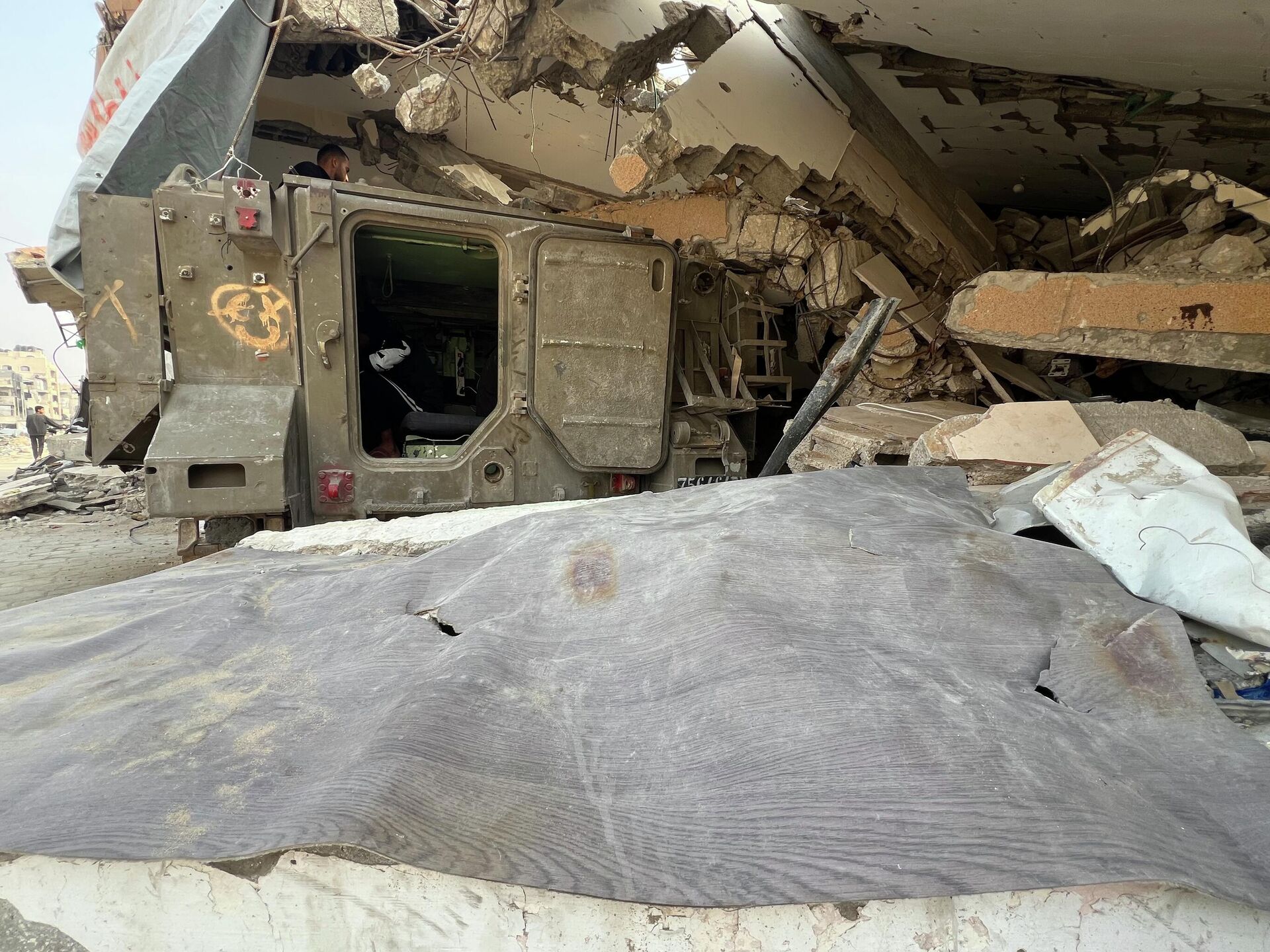 فلسطيني يحول بقايا مدرعة إسرائيلية إلى محطة شحن هواتف في غزة - سبوتنيك عربي, 1920, 05.12.2025