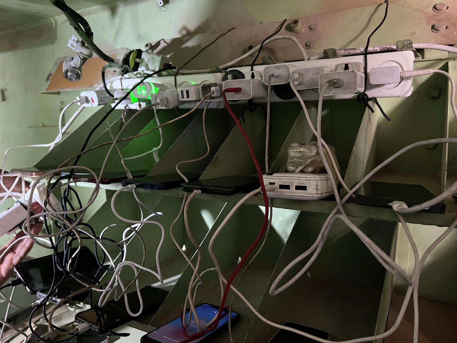 فلسطيني يحول بقايا مدرعة إسرائيلية إلى محطة شحن هواتف في غزة - سبوتنيك عربي, 1920, 05.12.2025