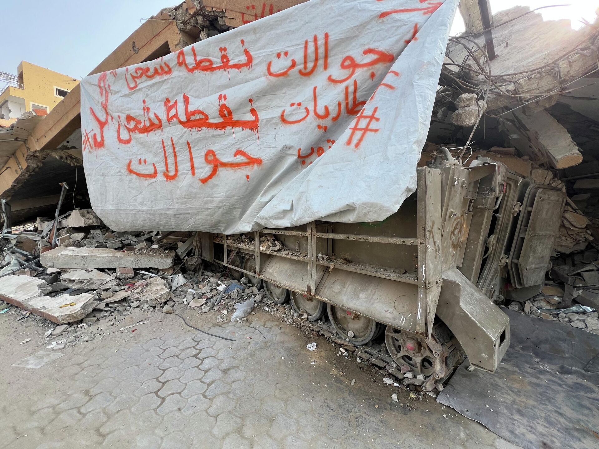 فلسطيني يحول بقايا مدرعة إسرائيلية إلى محطة شحن هواتف في غزة - سبوتنيك عربي, 1920, 05.12.2025